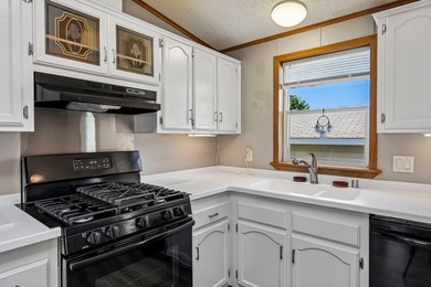 Beautifully updated home ready for you to move right in! As you - photo 20
