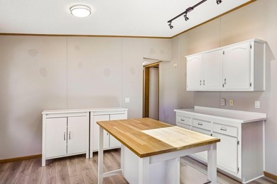 Beautifully updated home ready for you to move right in! As you - photo 21