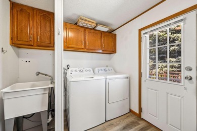 Beautifully updated home ready for you to move right in! As you - photo 26