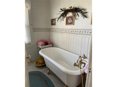 Charming well maintained 3-Bed, 2-Bath Home with Distant Water - photo 27
