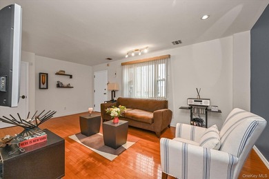 Contemporary garden condo on a quiet cul-de-sac with parking - photo 2