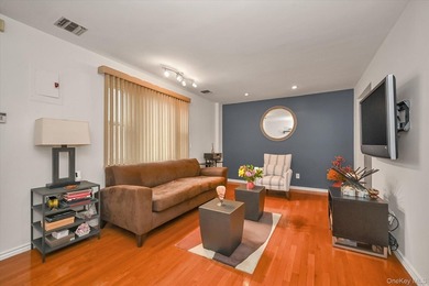 Contemporary garden condo on a quiet cul-de-sac with parking - photo 3