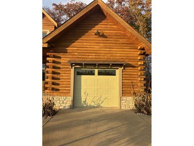 Beautiful cabin style lake front home with year round water! - photo 4