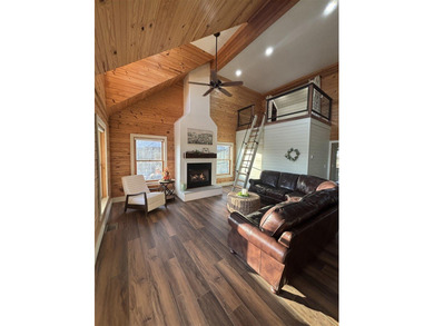 Beautiful cabin style lake front home with year round water! - photo 5