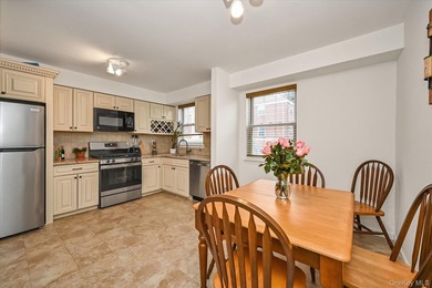 Contemporary garden condo on a quiet cul-de-sac with parking - photo 6