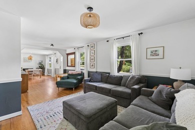 Well-maintained Falmouth Colonial featuring four bedrooms, two - photo 3