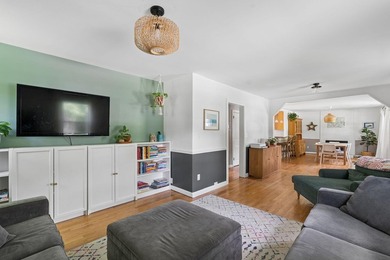 Well-maintained Falmouth Colonial featuring four bedrooms, two - photo 4