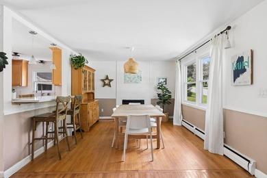 Well-maintained Falmouth Colonial featuring four bedrooms, two - photo 6