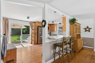 Well-maintained Falmouth Colonial featuring four bedrooms, two - photo 8