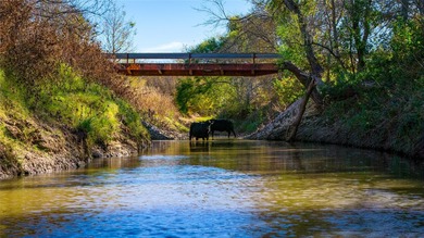 Finding nearly 1,000 acres of productive ranch land this close - photo 12