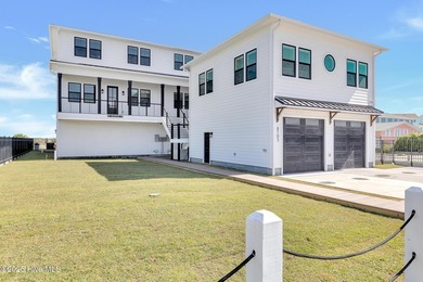 This OCEANFRONT ARCHITECTURAL MASTERPIECE in Emerald Isle, North - photo 2