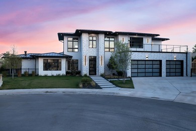 This luxurious modern residence blends clean architectural lines - photo 1