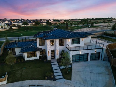 This luxurious modern residence blends clean architectural lines - photo 2