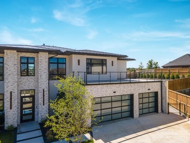 This luxurious modern residence blends clean architectural lines - photo 3