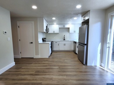 Great Buy In West Salem! Stunning remodeled condominium w/3