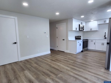 Great Buy In West Salem! Stunning remodeled condominium w/3