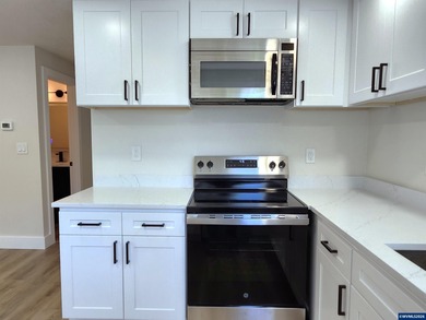 Great Buy In West Salem! Stunning remodeled condominium w/3