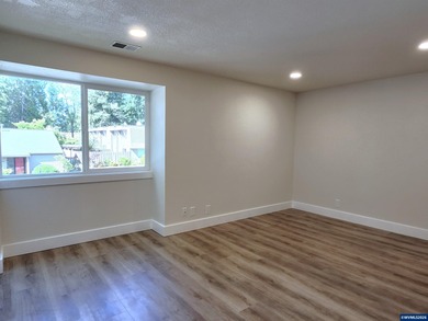 Great Buy In West Salem! Stunning remodeled condominium w/3
