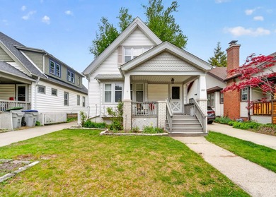 This charming home is ready for its new owner! Step up to the - photo 1