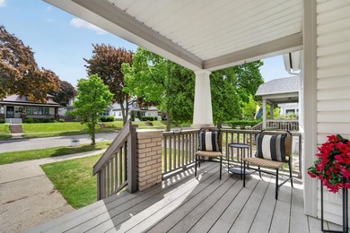This charming home is ready for its new owner! Step up to the - photo 2