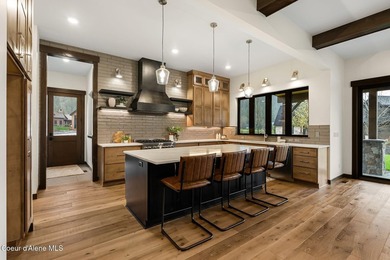 Welcome to 11 Alpenrose Ln, nestled among the green fairways of - photo 2