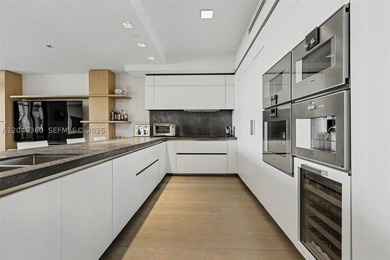 This elegant and modern unit in Palazzo Del Sol is stunning with - photo 33