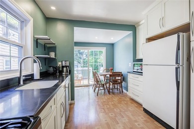 Conveniently located just minutes from the University of - photo 13
