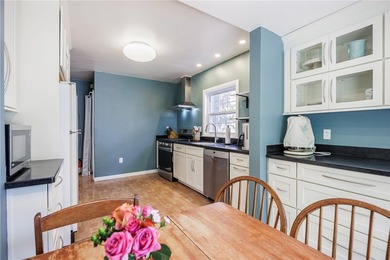 Conveniently located just minutes from the University of - photo 17