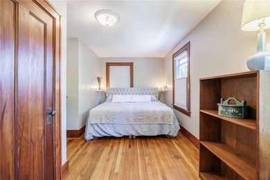 Conveniently located just minutes from the University of - photo 20
