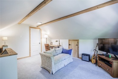 Conveniently located just minutes from the University of - photo 32