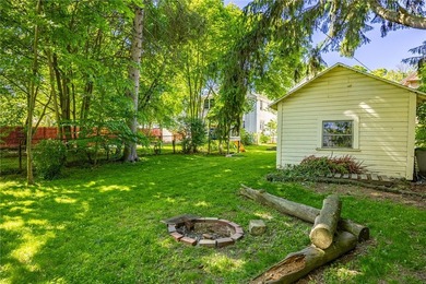 Conveniently located just minutes from the University of - photo 39