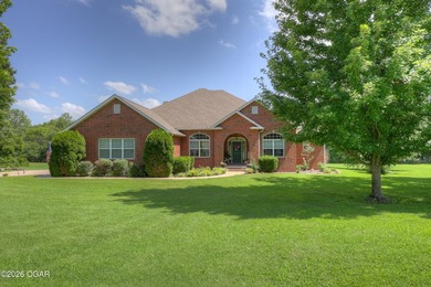 Welcome home to this immaculate 3-bedroom, 3 full-bath residence - photo 4