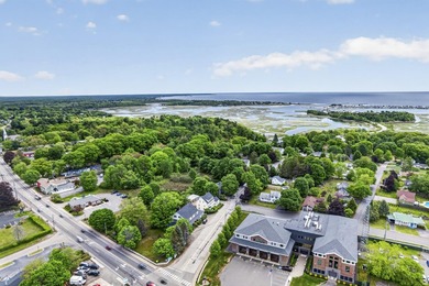 This quintessential Coastal Maine Bungalow is located minutes - photo 4