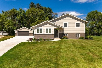 Share neighborhood access to Pewaukee Lake while enjoying the - photo 1