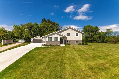 Share neighborhood access to Pewaukee Lake while enjoying the - photo 2