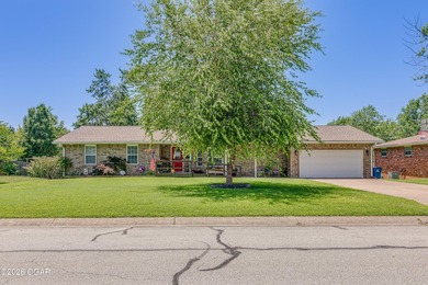 Spacious 4 bed, 3 bath home with fully finished walk-out - photo 3