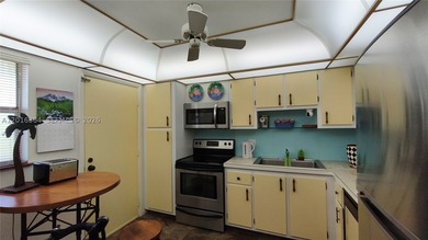 Beautiful large apartment with open dining and living room area - photo 11