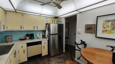 Beautiful large apartment with open dining and living room area - photo 12