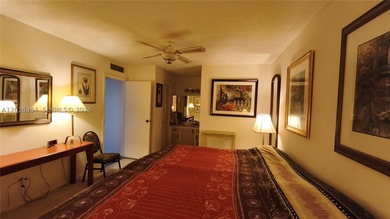 Beautiful large apartment with open dining and living room area - photo 13
