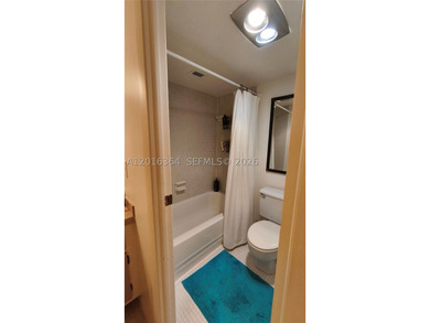 Beautiful large apartment with open dining and living room area - photo 16