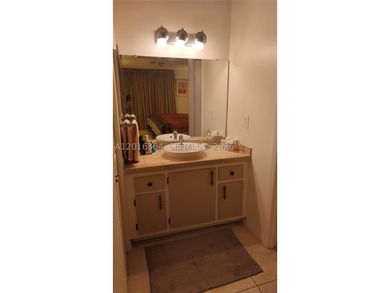 Beautiful large apartment with open dining and living room area - photo 18
