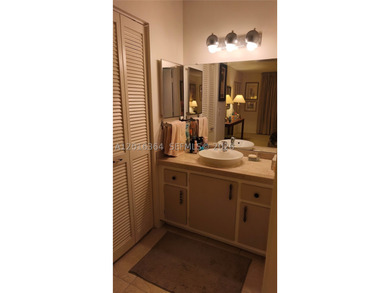 Beautiful large apartment with open dining and living room area - photo 19
