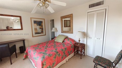 Beautiful large apartment with open dining and living room area - photo 20