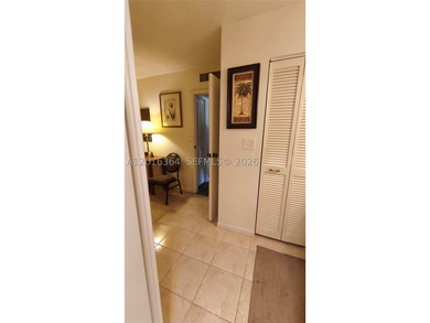 Beautiful large apartment with open dining and living room area - photo 22