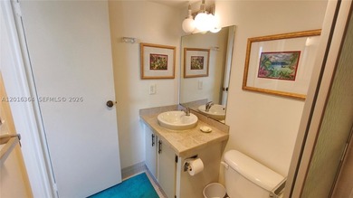 Beautiful large apartment with open dining and living room area - photo 24