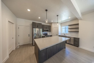 Beautifully maintained townhome in the desirable Springwater - photo 7