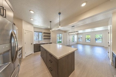 Beautifully maintained townhome in the desirable Springwater - photo 9