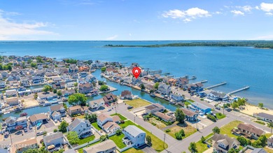 Stunning custom-designed 4BR, 3BA waterfront home on a wide - photo 50