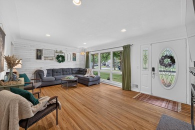 Welcome home to this beautifully updated 4-bedroom, 2-bath - photo 7