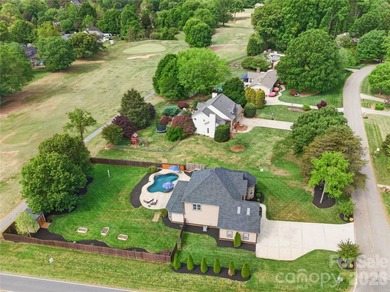 Price improvement on this gorgeous home!! Welcome to 103 Webbed - photo 5